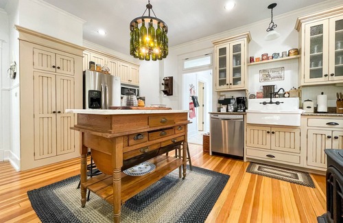Washington House | Bee's Knees - Private Heated Pool and Hot Tub, Dog Friendly, Wineries