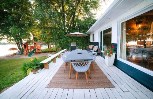 Fenelon Falls House | Bee's Luxury BeachHouse - Hot tub Sauna Playground & Game room