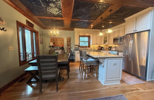 Charter Hills Cabin | BEECH MTN CABIN - 4 BR- GREAT YARD, 2 DOGS, FIRE PIT, VERY CLEAN, CENTRAL AC