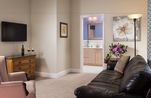 Off Broadway Bed & Breakfast | Beech Tree Inn & Cottage