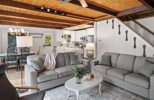 Canadian Lakes Ski Chalet | Beechwood Chalet Sleeps 10 Canadian Lakes Community!