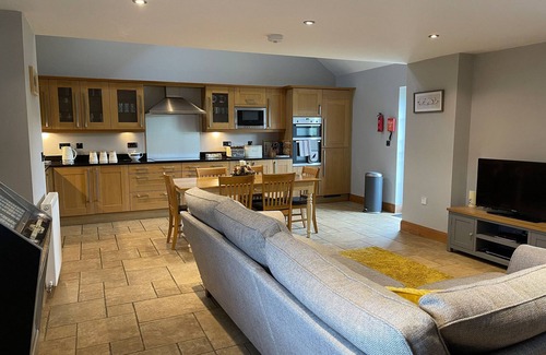 Berwick-upon-Tweed Cottage | BEEHIVE BARN, luxury holiday cottage, with open fire in Beal