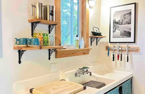 Nelson Cabin | Bees Knees in the Trees Tiny Home - Hot Tub, Sauna & Cold Plunge