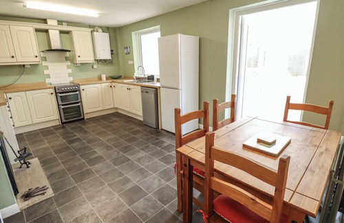 Louth House | BEESWAX COTTAGE, pet friendly, country holiday cottage in Grimoldby