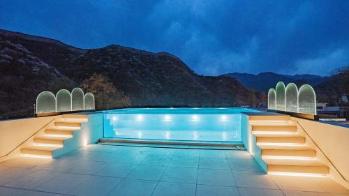Sanpu Hotel | Beifei Garden-Majestic Great Wall View Exclusive Hot Spring Villa,5 minutes' walk to Badaling Shuiguan Great Wall,Rooftop Infinity Pool with Panoramic Great Wall Views,Free Coffee, Laundry