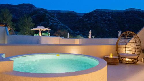Sanpu Hotel | Beifei Garden-Majestic Great Wall View Exclusive Hot Spring Villa,5 minutes' walk to Badaling Shuiguan Great Wall,Rooftop Infinity Pool with Panoramic Great Wall Views,Free Coffee, Laundry