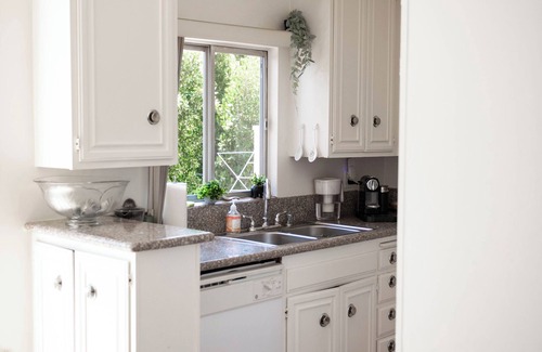 Westwood Apartment | Bel Air & Beverly Hills, Bright & Charming: Fully Equipped - 2bed/2bath apt.