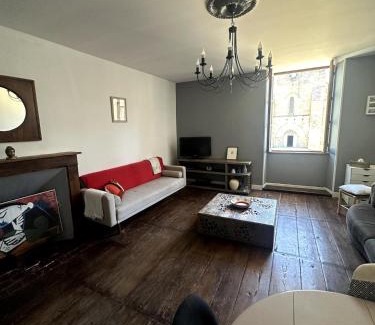 Bourganeuf Apartment | Bel appartement Hôtel de ville