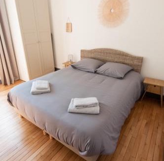 Tours Apartment | Bel appartement Tours Centre 2 chambres, 6 pers "Pied-à-Tours"