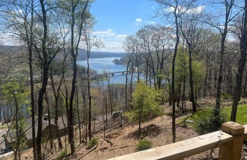 McHenry Ski Chalet | Bella Vista! Amazing Lake Views, Hot Tub, Peleton!