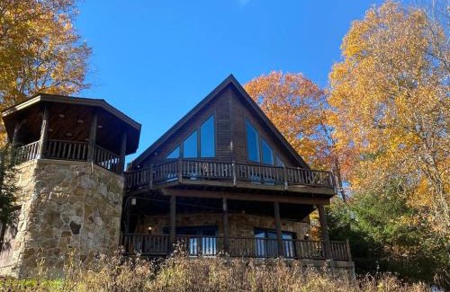 McHenry Ski Chalet | Bella Vista! Amazing Lake Views, Hot Tub, Peleton!