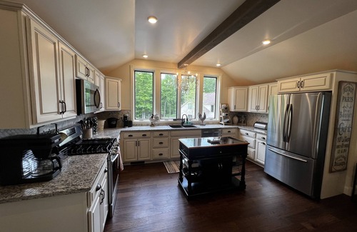 Charlevoix House | Bella Vista Carriage House- Lake Michigan View 2 bedroom 2nd story living space