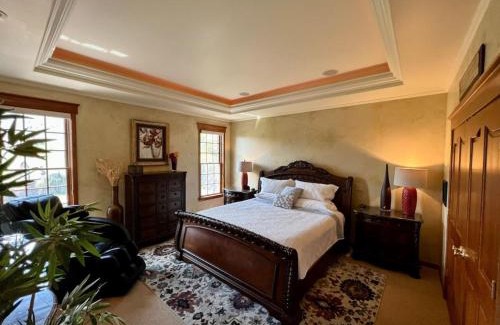 Baker City House | Bella Vita Estate Luxury Home With Hot Tub on Golf Course