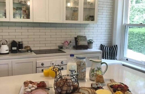 Aldgate Cottage | Belle’s Cottage- Luxurious, Stirling escape with cosy fire, deck, tennis court