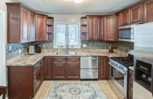 Belleville House | Belleville Beauty - Luxury Stay for Work or stay for Play either way this is the perfect property for you! residence