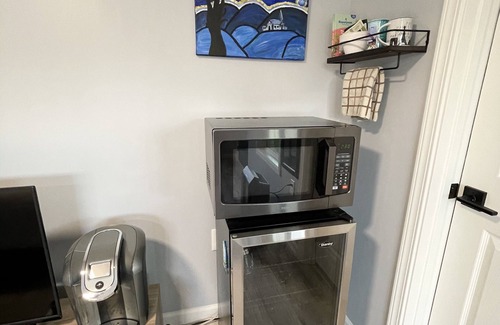 East Lake Hills Apartment | Bellevue Guesthouse by Lake Sammamish- EV, Patio