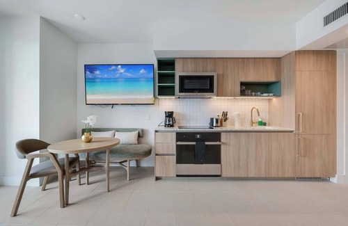 Downtown Miami Apartment | Bellini Breeze - Cozy, Central Miami, Pool and Gym