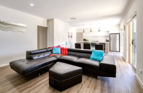 Belmont Villa | Belmont Beauty Relaxing Poolside Stay for Families
