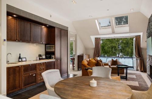 Queenstown City Centre Apartment | Ben Lomond 3 -Top-floor lakeshore apartment