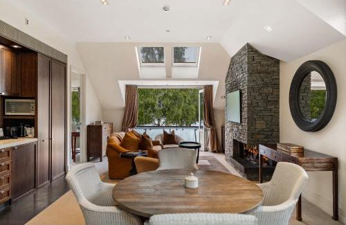 Queenstown City Centre Apartment | Ben Lomond 3 -Top-floor lakeshore apartment