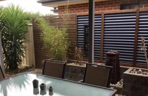 Benalla West House | Benalla Modern 3B/2B Town House with outside SPA