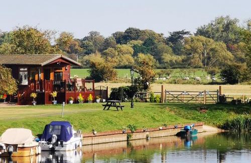 Tiddington Cabin | Bend in the River Lodge