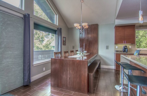Mountain View House | Bend Mountain Modern - 2000 SF w/spa, top deck, firepit, AC