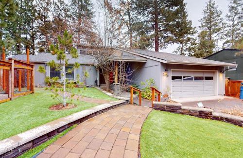 Bend House | Bend Pool & Play Retreat