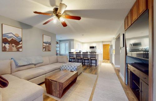 Bend House | Bend Pool & Play Retreat