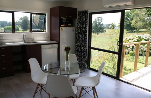 Te Awamutu Cottage | Berry View Cottage NEW - Waitomo Hobbiton Hamilton Gardens