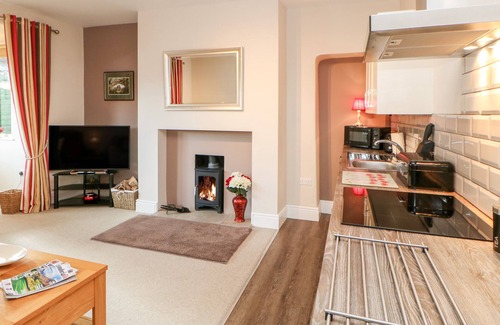 Wing Cottage | BERRYMOOR COTTAGE, pet friendly, with hot tub in Corby Hill