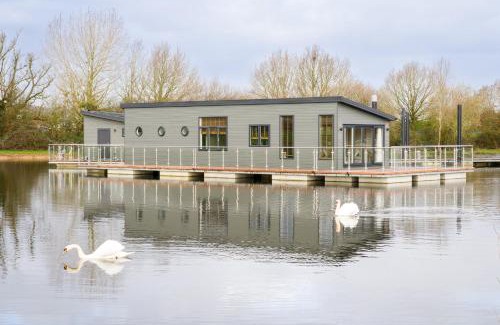 Upton upon Severn Resort | Berth 6 on Upton Lake, Upton-upon-Severn Home on Water