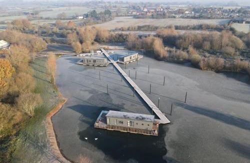 Upton upon Severn Resort | Berth 6 on Upton Lake, Upton-upon-Severn Home on Water
