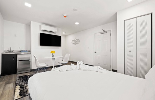 South Miami Hotel | Best BnB by the Miami Herald 2 years running - book Sunset Inn South Miami now!
