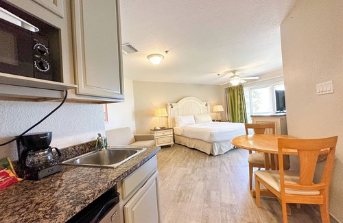 Crystal Harbour Apartment | Best Choice! With Free Breakfast, Free Parking, Outdoor Pool!