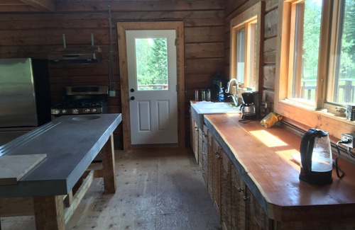 East Kootenay Cabin | Best Cozy Log Cabin In The Mountains Surrounded By Nature And Wilderness