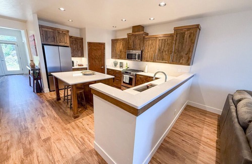 Southern Crossing House | Best Location in Bend Steps to Old Mill, Deschutes River, Trails & Mt Bachelor