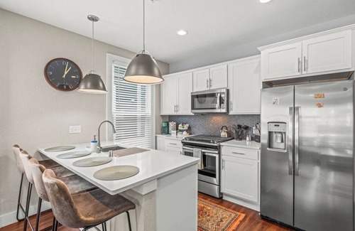 Lower East Side Apartment | BEST Location in Milwaukee, Luxe 3BR, Free Parking