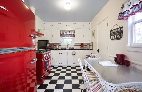 Prescott Cottage | BEST LOCATION + WALK TO DOWNTOWN + CLOSE TO EVERYTHING + HOT TUB + HAS IT ALL!