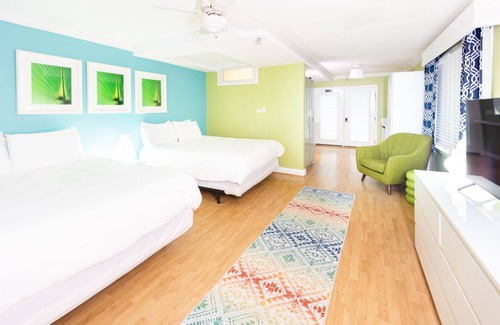 Rehoboth Beach Hotel | Best of Delaware - Two QUEEN Beds - Pet Friendly-Walk to Beach-Pool-Hot tub