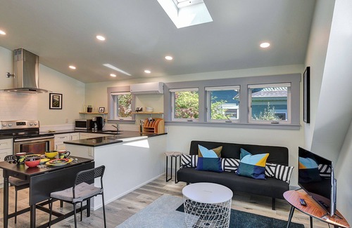 Belmont Apartment | Best of Hawthorne - In the heart of Southeast Portland - Close To Everything