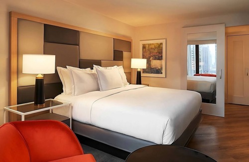 Streeterville Hotel | Best Place to Stay in Chicago! 2 Comfortable Units, Outdoor Pool, Parking