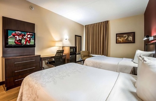 East Garden City House | Best Place to Stay in NYC! 2 Pet-Friendly Units, Near Nassau County Aquatic Center!