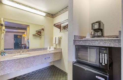 Three Rivers House | Best Place to Stay in Texas! 3 Great Units, Pet-Friendly, Outdoor Pool!