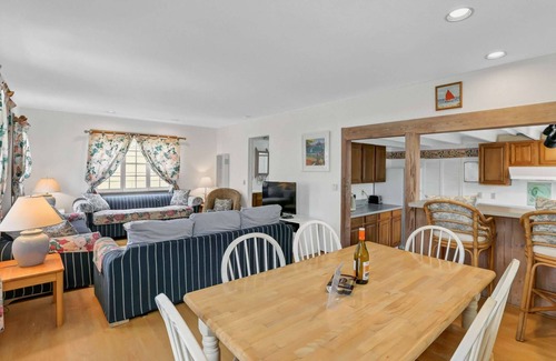 Balboa Island Cottage | Best Value on Balboa Island, Classic Cottage w/Amenities, Walk to Beach and Marine Avenue