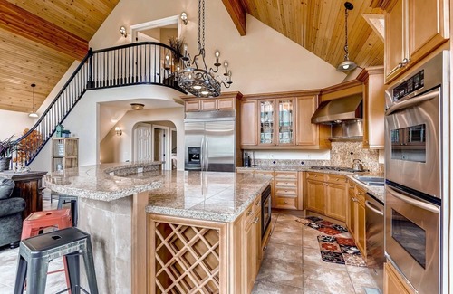 Evergreen House | BEST VIEWS 4 BDR Mountain Home. SKI, Red Rock, 26 mins to DENVER. HOT TUB!