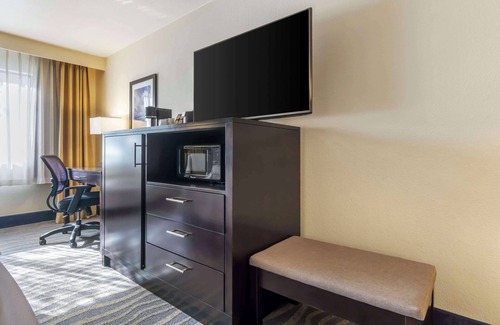 The Bowl of Edmonds Hotel | Best Western Plus Edmonds Harbor Inn