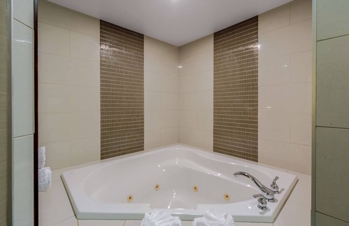 Leduc Hotel | Best Western Premier Denham Inn & Suites