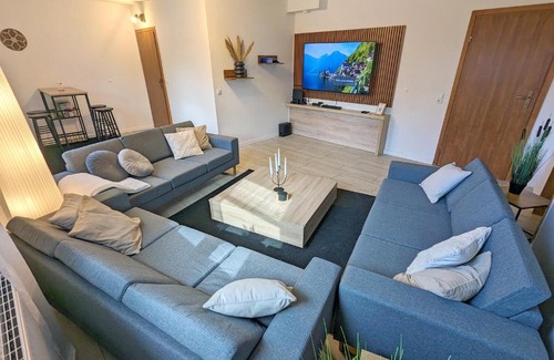 Wildeshausen Apartment | BesTime - 5 Schlafzimmer, Wohnzimmer, Küche, Waschtrockner, Terrasse, Smart-TVs, Netflix, Tischfußball