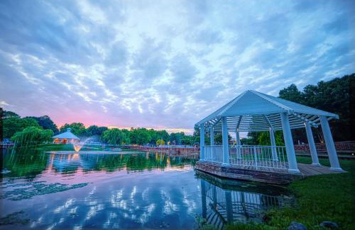 Urbanna House | Bethpage Two-Bedroom Cottage 4